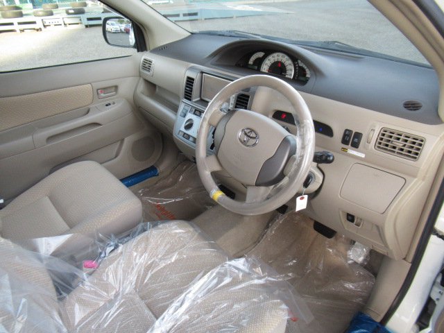 Toyota raum 2011