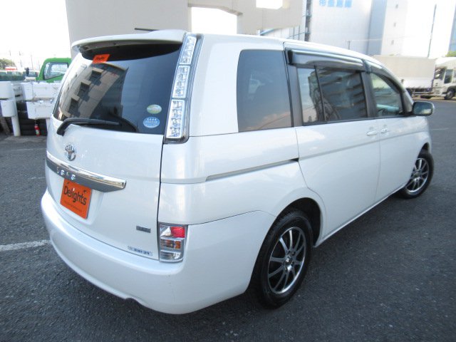 Toyota isis 2011