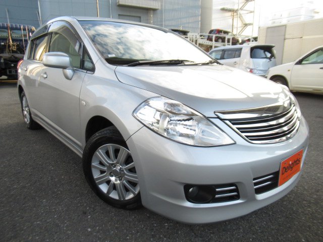 Nissan tiida axis