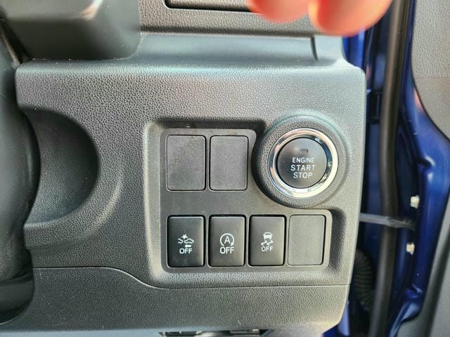 4933618