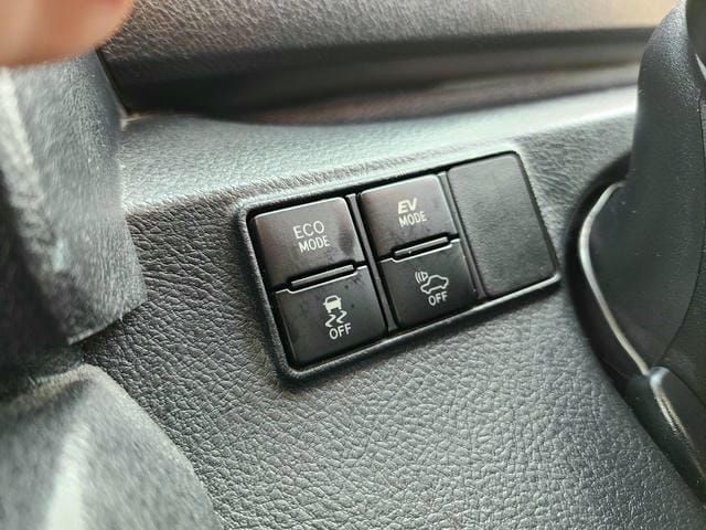 4933823