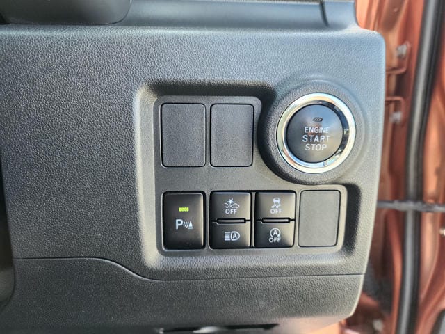 4977318