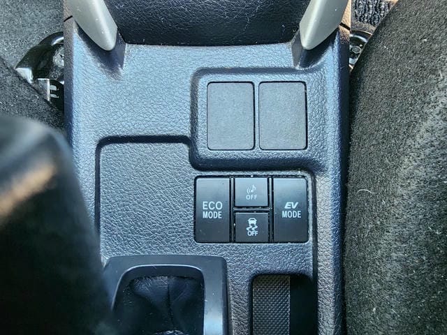 5058823