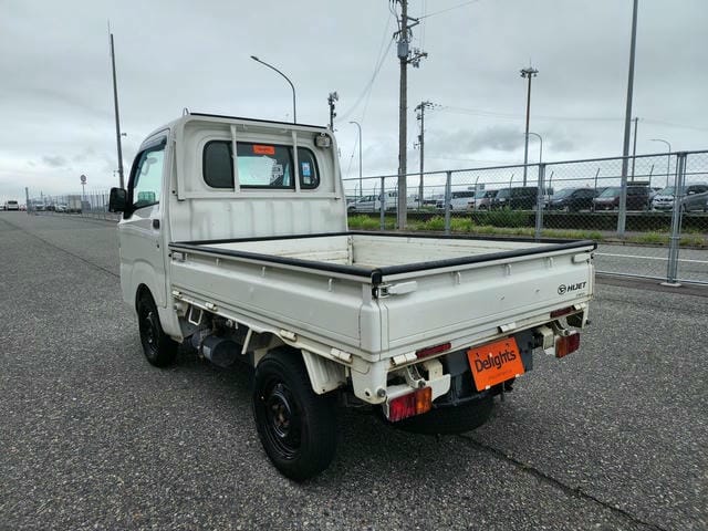 506743
