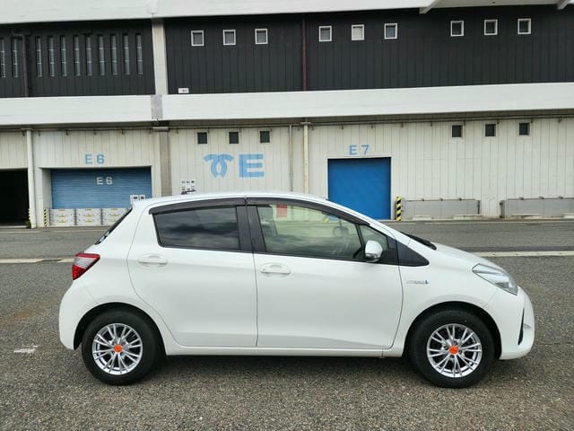 TOYOTA VITZ HYBRID F 2019/6 photo 2