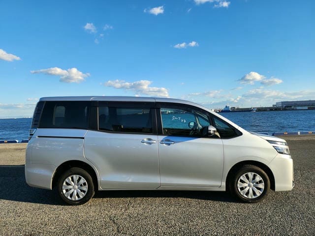 TOYOTA VOXY X 4WD 2019/8 photo 2