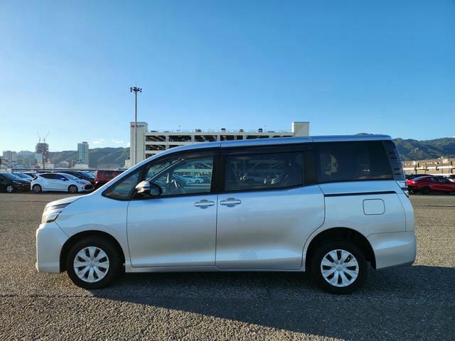 TOYOTA VOXY X 4WD 2019/8 photo 6