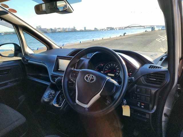 TOYOTA VOXY X 4WD 2019/8 photo 8