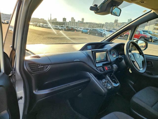 TOYOTA VOXY X 4WD 2019/8 photo 9