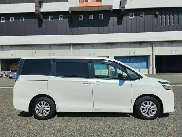 TOYOTA VOXY V 2019/7 photo 2