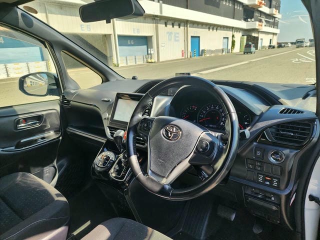 TOYOTA VOXY V 2019/7 photo 8