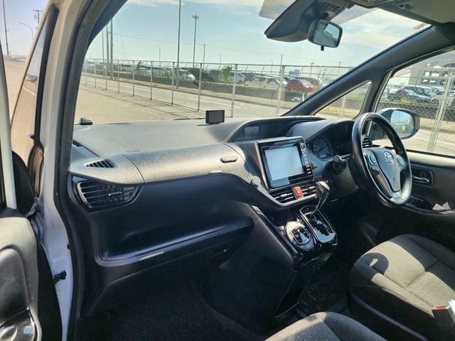 TOYOTA VOXY V 2019/7 photo 9