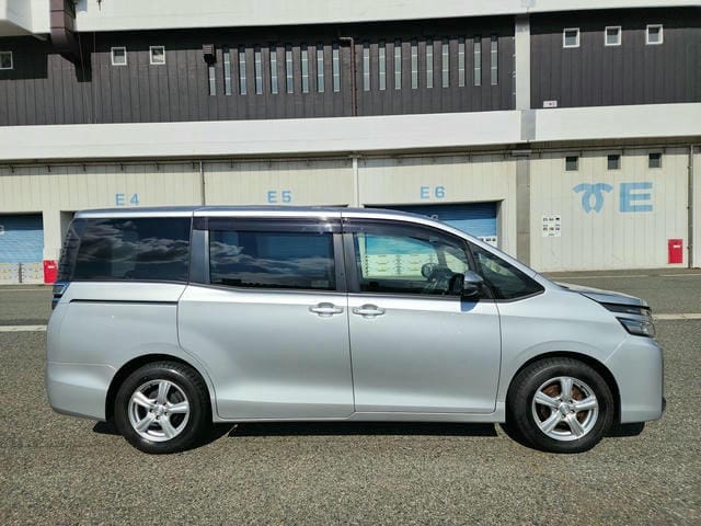 TOYOTA VOXY X 2019/8 photo 2