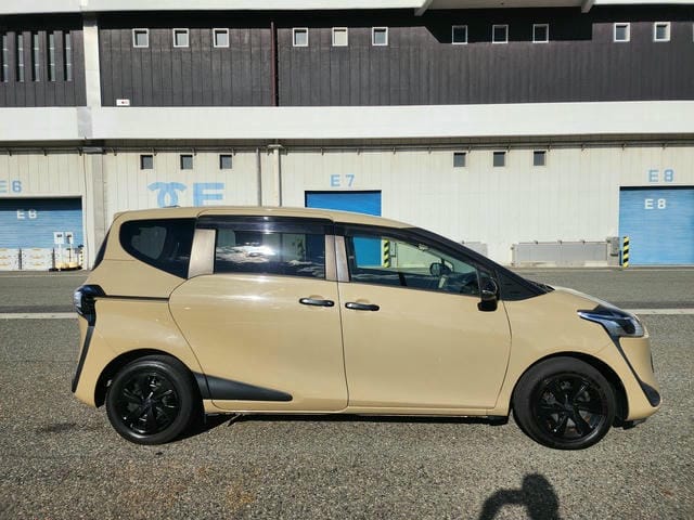 2019 Toyota Sienta, photo 2 of 5